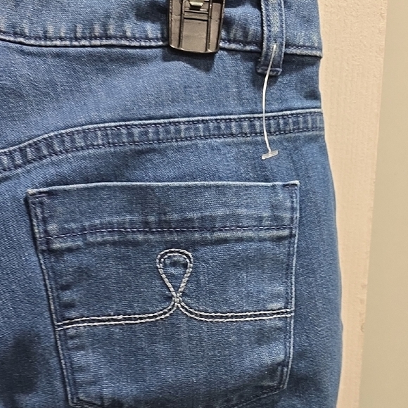 Izod Medium Wash Denim Capris Woman's size 10 - Picture 11 of 12